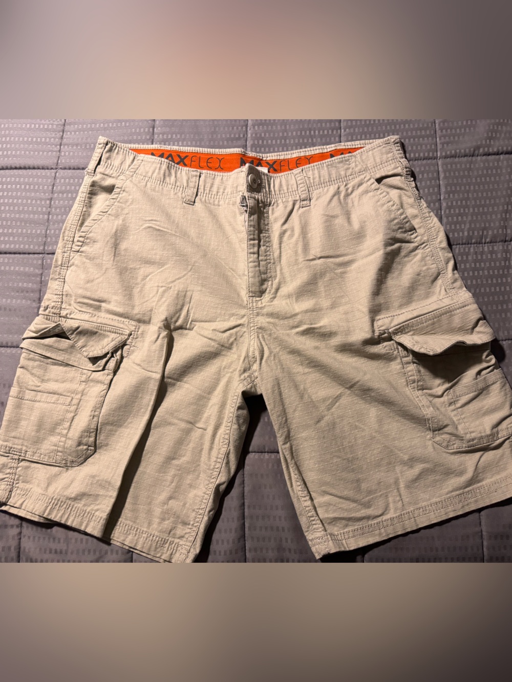 Excellent condition urban pipeline Sand Cargo Shorts with MaxFlex Waistband